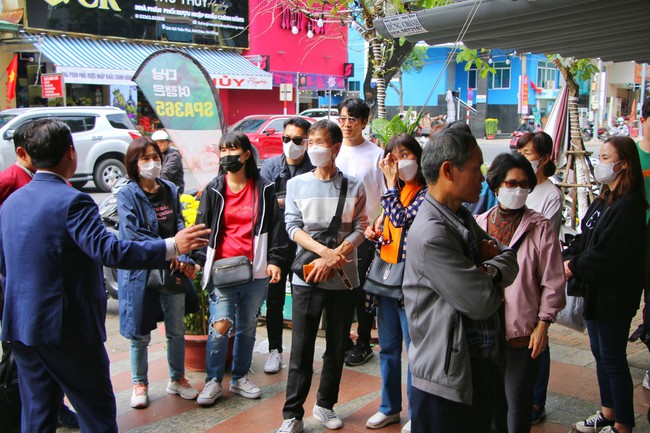 30 Tết, chợ du lịch lớn nhất Đà Nẵng chật kín du khách  - Ảnh 4.