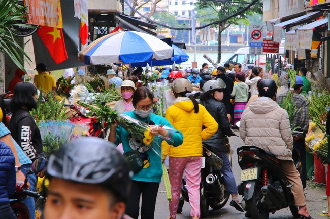30 Tết, chợ du lịch lớn nhất Đà Nẵng chật kín du khách  - Ảnh 8.