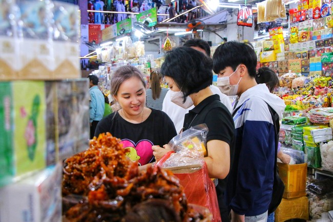 30 Tết, chợ du lịch lớn nhất Đà Nẵng chật kín du khách  - Ảnh 3.