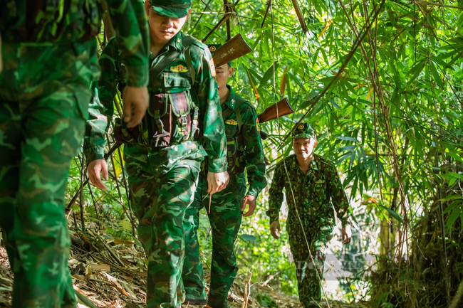 Cùng bộ đội biên phòng tuần tra biên giới Việt - Lào - Ảnh 9.