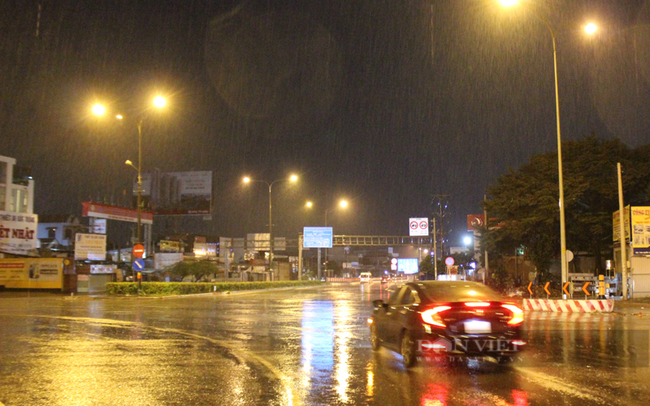 Cơn mưa lớn bất ngờ chiều mùng 3 Tết tại Ngả tư Bình Phước, TP.Thủ Đức. Ảnh: Trần Khánh