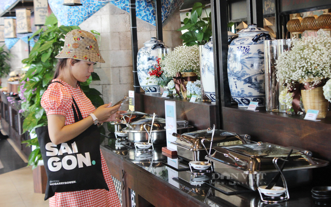 Du khách khám phá thế giới ẩm thực 3 miền độc đáo tại nhà hàng buffet Vân Sơn trên đỉnh núi Bà Đen. Ảnh: Trần Khánh