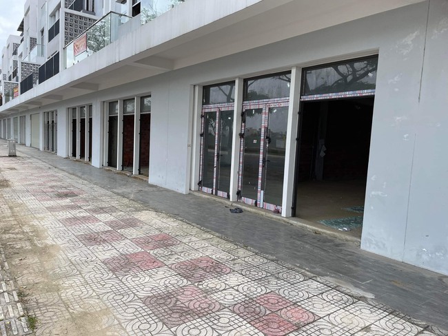 Hàng loạt cửa nhôm của shophouse bị trộm tại Đà Nẵng - Ảnh 2.