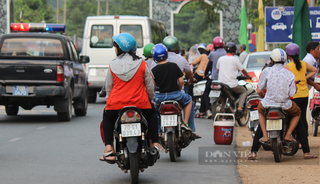 Lượng khách tham quan tới khu du lịch Quốc gia Núi Bà Đen tăng cao so với những ngày khác. Ảnh: Trần Khánh