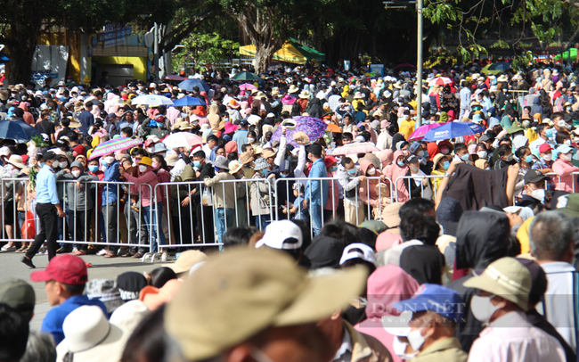 Hàng ngàn du khách tham quan tại khu vực lễ hội Xuân núi Bà Đen. Ảnh: Trần Khánh