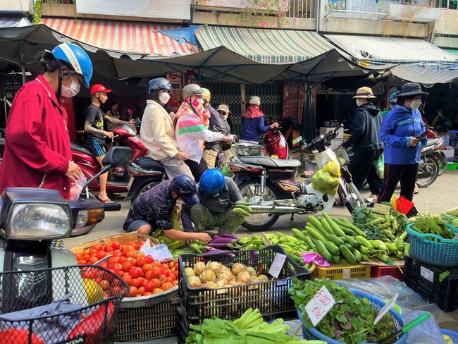 Tiểu thương chưa bán nhiều, giá thực phẩm vẫn cao - Ảnh 3.