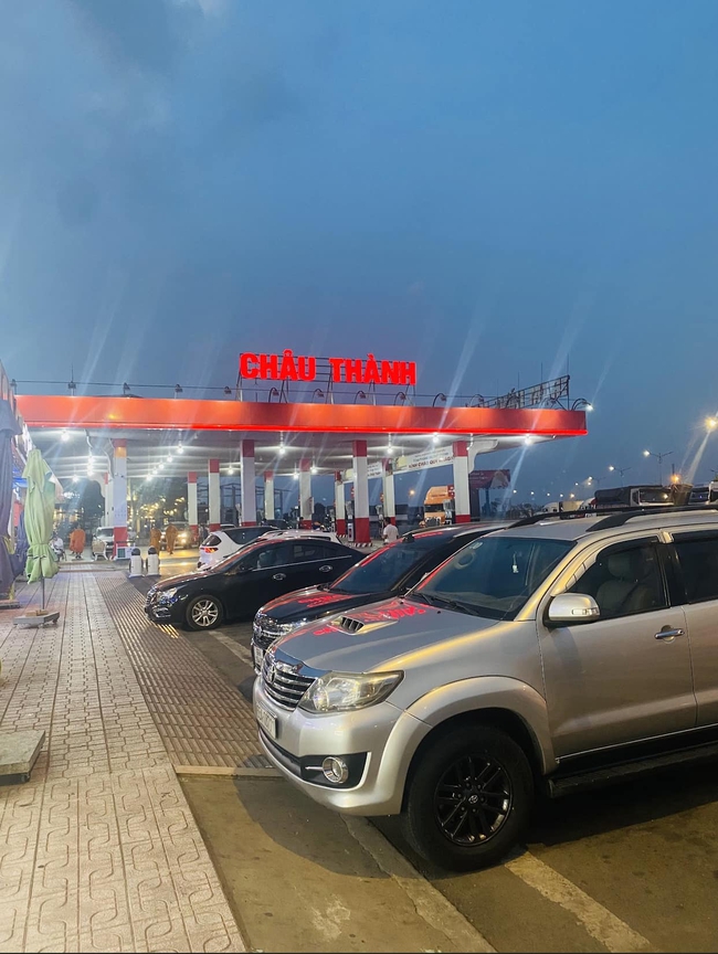 Đậu ở trạm dừng chân cao tốc Trung Lương-TPHCM, đối tượng mở cửa ô tô lấy giỏ xách - Ảnh 1.