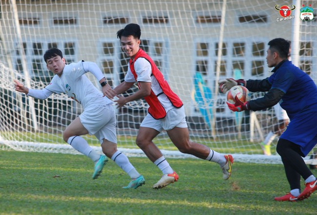 Coach Kiatisak is serious, HAGL players are sweating - Photo 3.