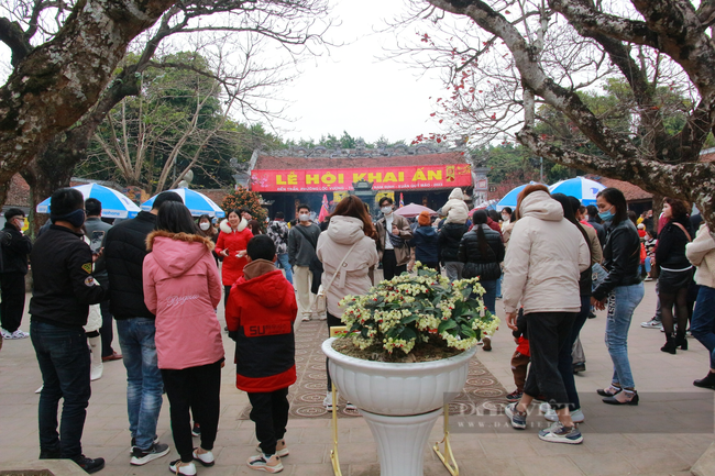 Du khách tấp nập về Đền Trần những ngày đầu năm mới - Ảnh 2.
