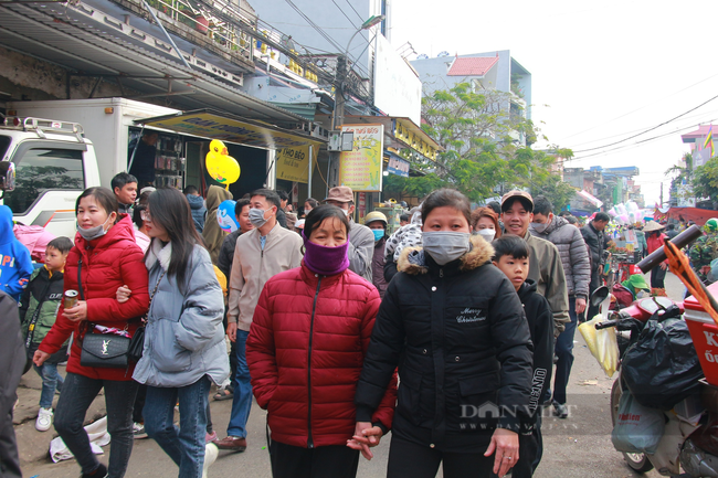 Ngoài chợ Viềng Phủ, chợ Viềng Chùa có gì đặc biệt mà hàng vạn người kéo đến mua sắm lấy may - Ảnh 3.