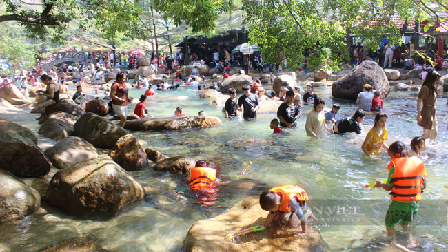 Hàng ngàn du khách đến khu du lịch sinh thái Thủy Châu để tắm suối và nghỉ dưỡng. Ảnh: Nguyễn Vy