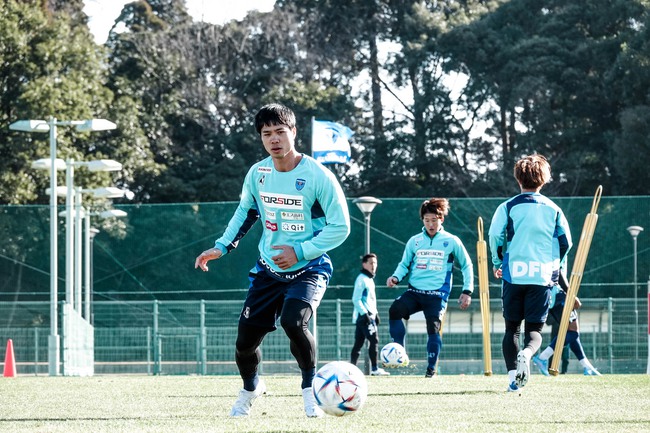 Công Phượng nhận lời khen từ HLV Yokohama FC