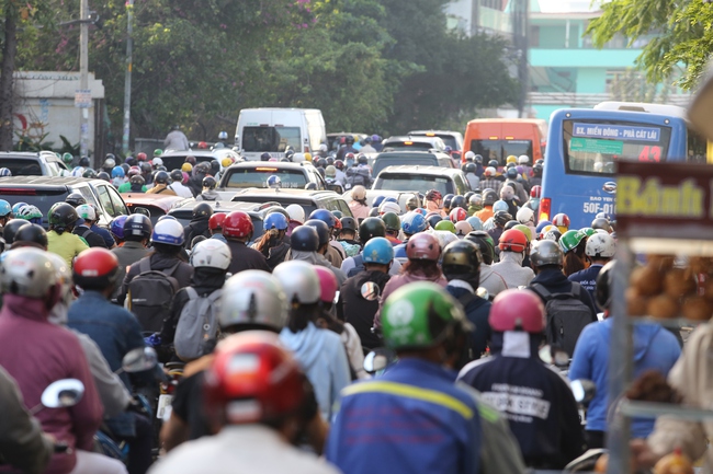 Ngày đầu năm mới 2023, nhiều tuyến đường, cửa ngõ ở TP.HCM ùn tắc kéo dài - Ảnh 8.