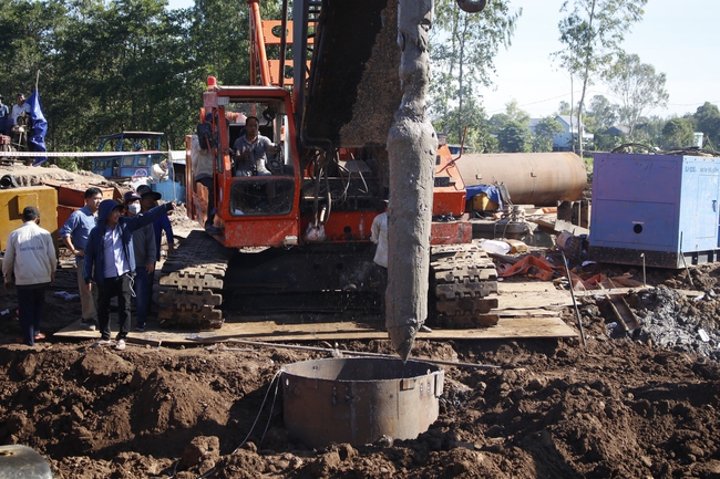 Thời gian giải cứu bé trai 10 tuổi lọt vào trụ bê tông sâu 35m sẽ kéo dài đến chiều nay 3/1 - Ảnh 2.