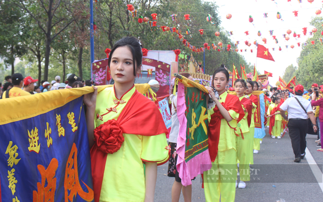 Hàng ngàn người đón xem màn trình diễn ấn tượng Lễ rước cộ Bà Thiên Hậu Thánh Mẫu Bình Dương - Ảnh 5.