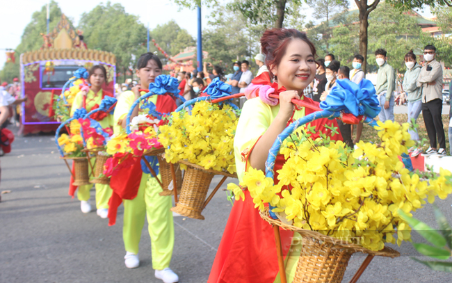 Hàng ngàn người đón xem màn trình diễn ấn tượng Lễ rước cộ Bà Thiên Hậu Thánh Mẫu Bình Dương - Ảnh 6.