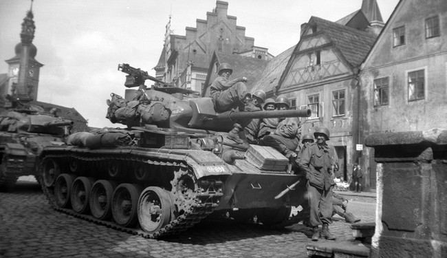Chiến thắng Điện Biên Phủ - lần đầu tiên bộ đội ta lái xe tăng - Ảnh 4.