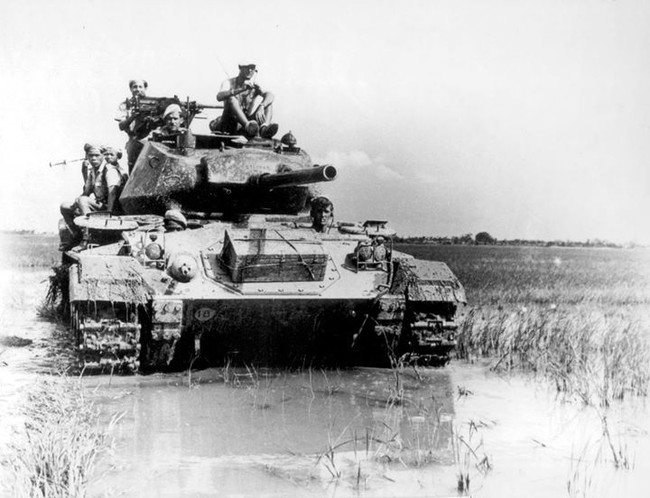 Chiến thắng Điện Biên Phủ - lần đầu tiên bộ đội ta lái xe tăng - Ảnh 9.