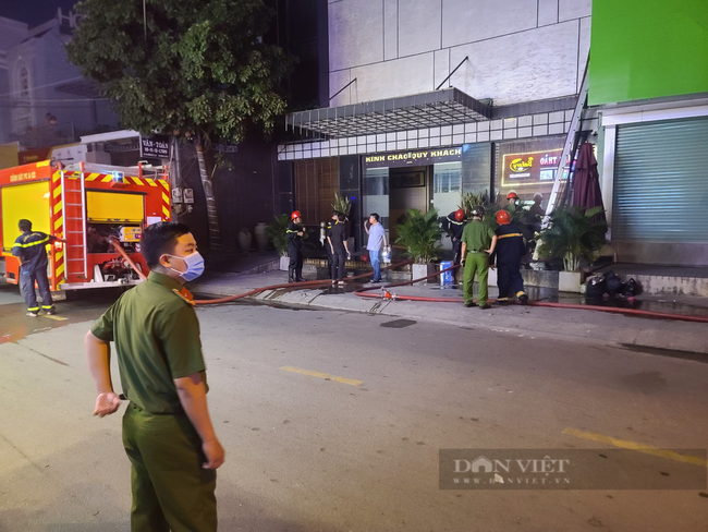  Đang cháy lớn tại một quán Massage ở TP.Thủ Đức, xe cứu hỏa đã đến hiện trường ứng cứu - Ảnh 1.