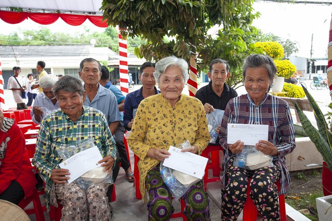 Niềm vui, nụ cười của “Tết ấm no – Mùa sung túc” tại 3 tỉnh phía Nam - Ảnh 3.