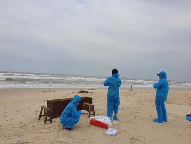 Phát hiện thi thể đang phân hủy dạt vào bờ biển Thừa Thiên Huế  - Ảnh 1.