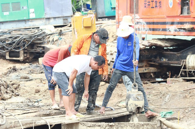 Sắp đưa trụ bê tông 35m lên mặt đất cứu bé trai 10 tuổi ở Đồng Tháp - Ảnh 1.