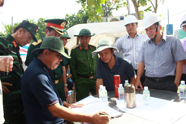 Sắp đưa trụ bê tông 35m lên mặt đất cứu bé trai 10 tuổi ở Đồng Tháp - Ảnh 3.