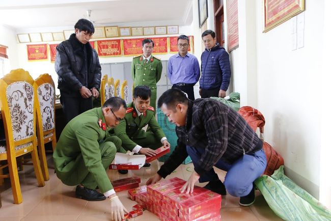 Lai Châu: Bắt đối tượng vận chuyển hơn 2.000 bao thuốc lá lậu - Ảnh 1.