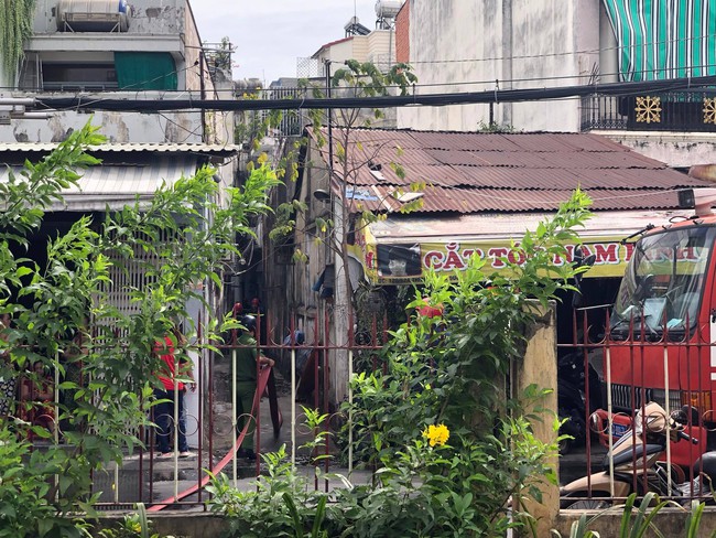 Cháy lớn căn nhà trong hẻm sâu ở TP.HCM, 1 người phụ nữ được giải cứu - Ảnh 2.