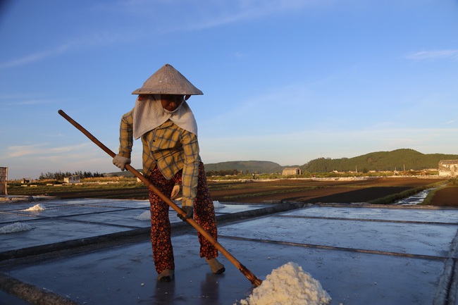 Vực dậy nghề muối, tăng thu nhập cho diêm dân - Ảnh 1. Vực dậy nghề muối, tăng thu nhập cho diêm dân - Ảnh 1.