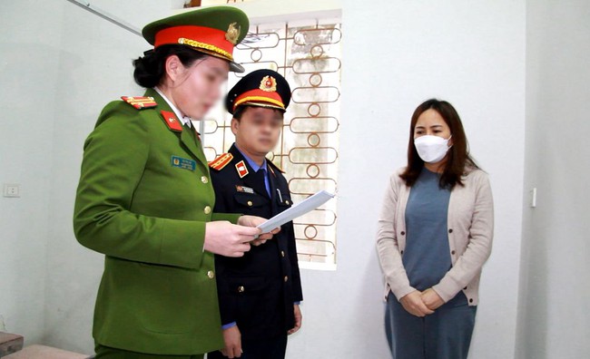 Tiết lộ số tiền nhóm cán bộ hải quan ở Nghệ An đã nhận để thông quan cho hơn 5.000 lượt xe - Ảnh 3.