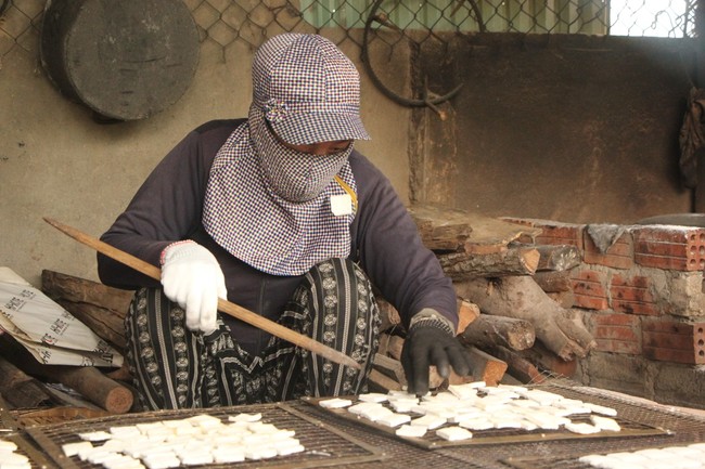 Đặc sản bánh khô mè Đà Nẵng nhộn nhịp vào tết - Ảnh 5.