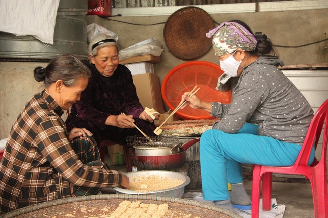 Đặc sản bánh khô mè Đà Nẵng nhộn nhịp vào tết - Ảnh 6.