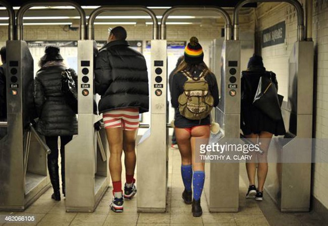 Du khách bất ngờ trước cảnh “các tín đồ không quần” trên tàu điện ngầm - Ảnh 3.