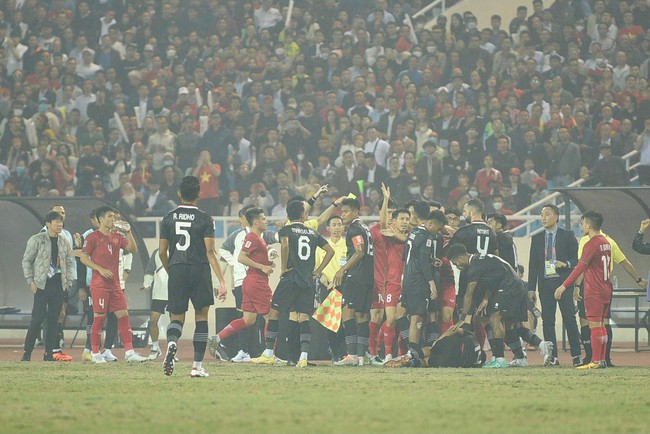 Đoàn Văn Hậu &quot;trả đũa&quot; cầu thủ Indonesia, nhận thẻ vàng - Ảnh 4.