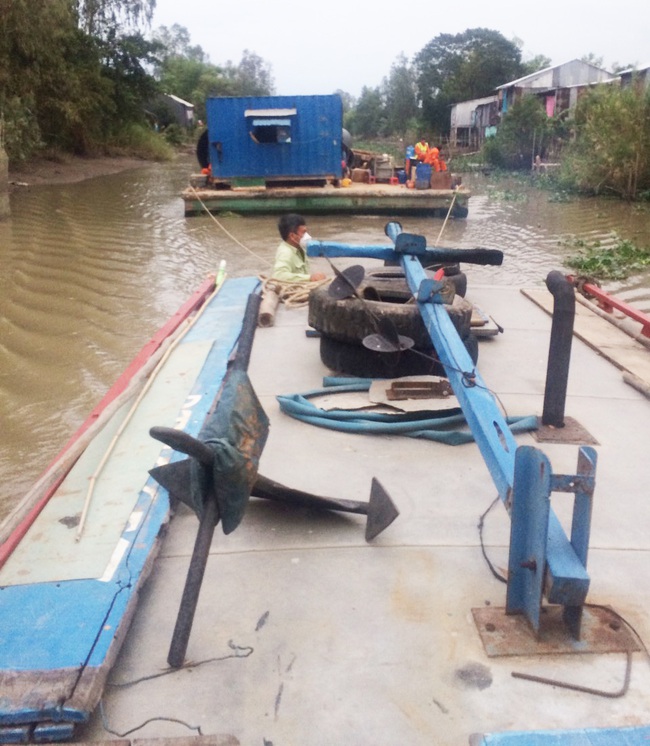 Vụ bé trai lọt vào trụ bê tông ở Đồng Tháp: Điều thêm thiết bị từ Bà Rịa - Vũng Tàu về hiện trường - Ảnh 2.