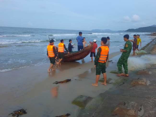 TT-Huế: Hai học mất tích khi cùng nhóm bạn tắm biển, tìm thấy 1 thi thể  - Ảnh 1.