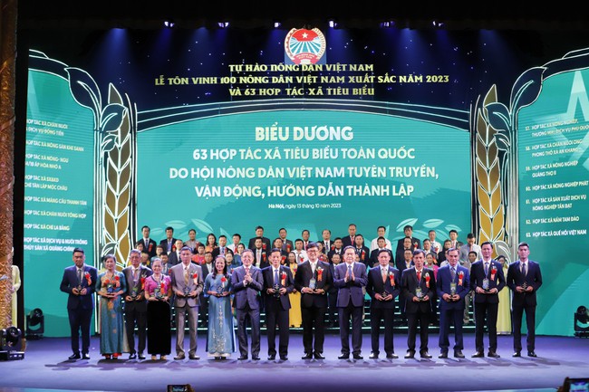 Lễ tôn vinh và trao danh hiệu cho 100 &quot;Nông dân Việt Nam xuất sắc 2023&quot; và biểu dương 63 HTX tiêu biểu toàn quốc - Ảnh 1.