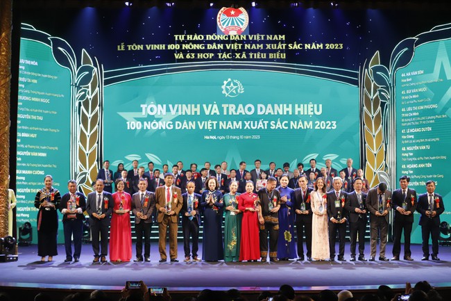 Lễ tôn vinh và trao danh hiệu cho 100 &quot;Nông dân Việt Nam xuất sắc 2023&quot; và biểu dương 63 HTX tiêu biểu toàn quốc - Ảnh 2.