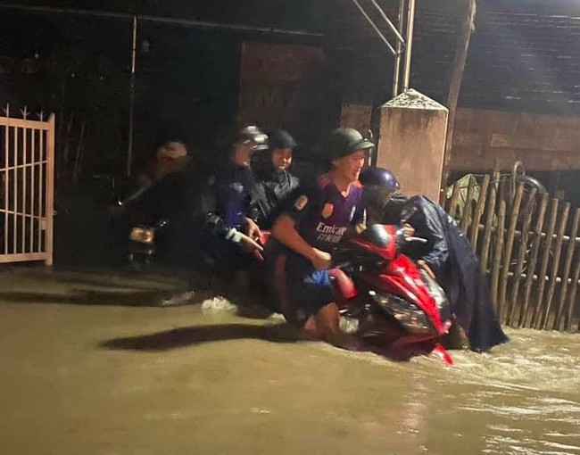 Mưa lớn gây sạt lở trên tỉnh lộ 707 ở huyện miền núi Bác Ái tỉnh Ninh Thuận - Ảnh 3.
