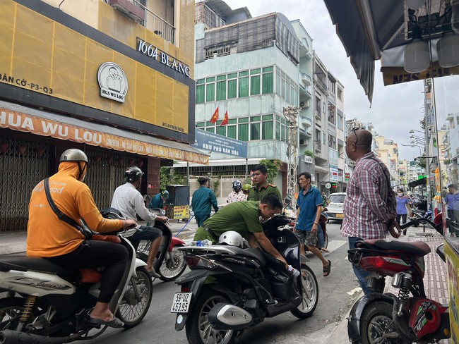 Vụ thanh niên không mặc quần áo rượt, chém loạn xạ trên đường: Ít nhất 6 người bị thương - Ảnh 2.