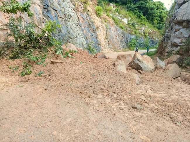 Mưa lớn gây sạt lở trên tỉnh lộ 707 ở huyện miền núi Bác Ái tỉnh Ninh Thuận - Ảnh 2.
