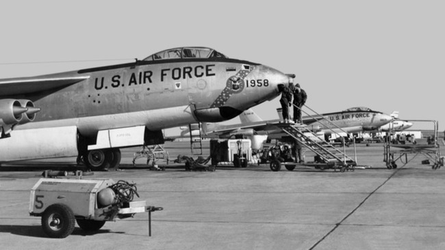 Chấn động vụ thất lạc bom hạt nhân khi 2 máy bay “va nhau” năm 1958 - Ảnh 8.