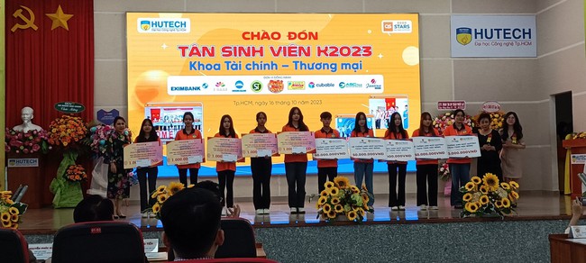 Sinh viên năm thứ 2 một trường đại học đã được học &quot;thực chiến&quot; với thị trường chứng khoán - Ảnh 3.