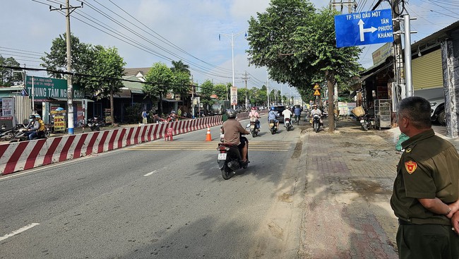 Xe máy &quot;kẹp 3&quot; lao thẳng vào cột đèn trên đường &quot;tử thần&quot; ở Bình Dương, 3 thanh niên tử vong - Ảnh 1.