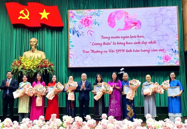 Thừa Thiên Huế tuyên dương 10 gương mặt phụ nữ tiêu biểu vì cộng đồng - Ảnh 1.