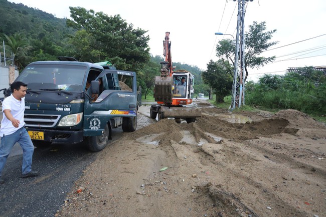 Gỡ phong tỏa tuyến đường du lịch lên bán đảo Sơn Trà - Ảnh 1.