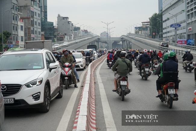 Người dân Thủ đô nói gì trước thông tin làm nhánh chuyển tiếp từ Vành đai 2 trên cao xuống đường Nguyễn Trãi? - Ảnh 2.