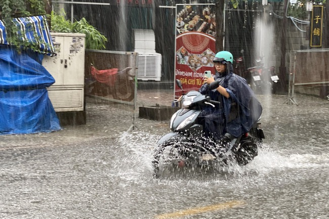 TP.HCM: Người dân chật vật lội nước, đội mưa đi làm trong ngày đầu tuần - Ảnh 2.