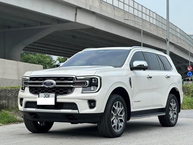 Ford Everest chạy 3.000km xuống giá ngỡ ngàng - Ảnh 1.